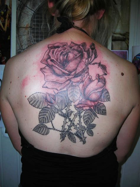 tatouage rose dos